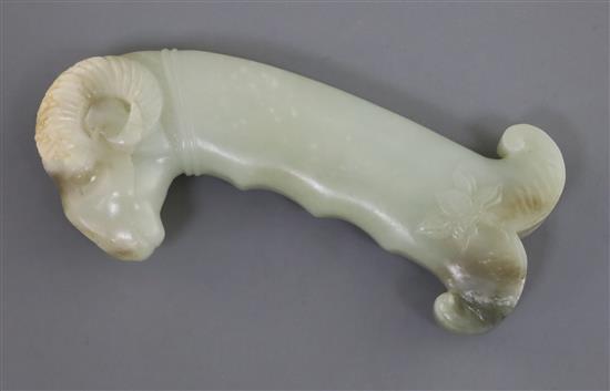 A Mughal jade dagger hilt, 5in.